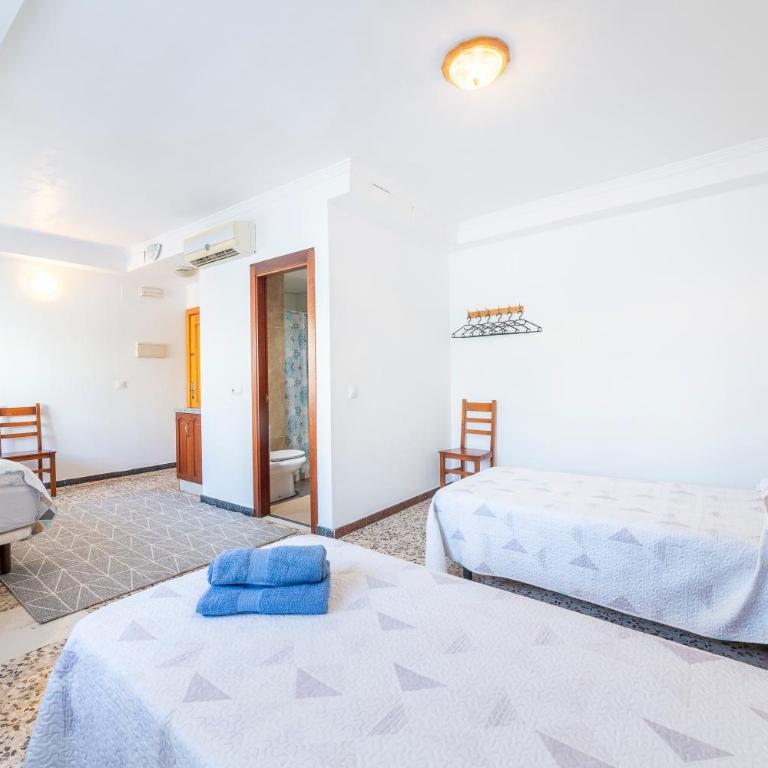 Hostal Moya - Triple Room with Shower - 5