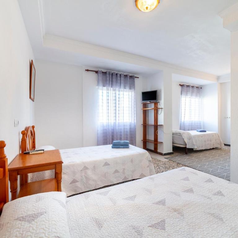 Hostal Moya - Triple Room with Shower - 16