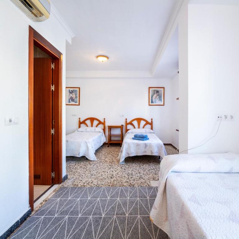 Hostal Moya - Triple Room with Shower - 17
