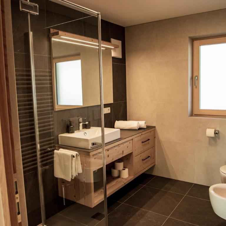 Kieserhof Apartment Alm - Two-Bedroom Deluxe Apartment with Garden View - 9