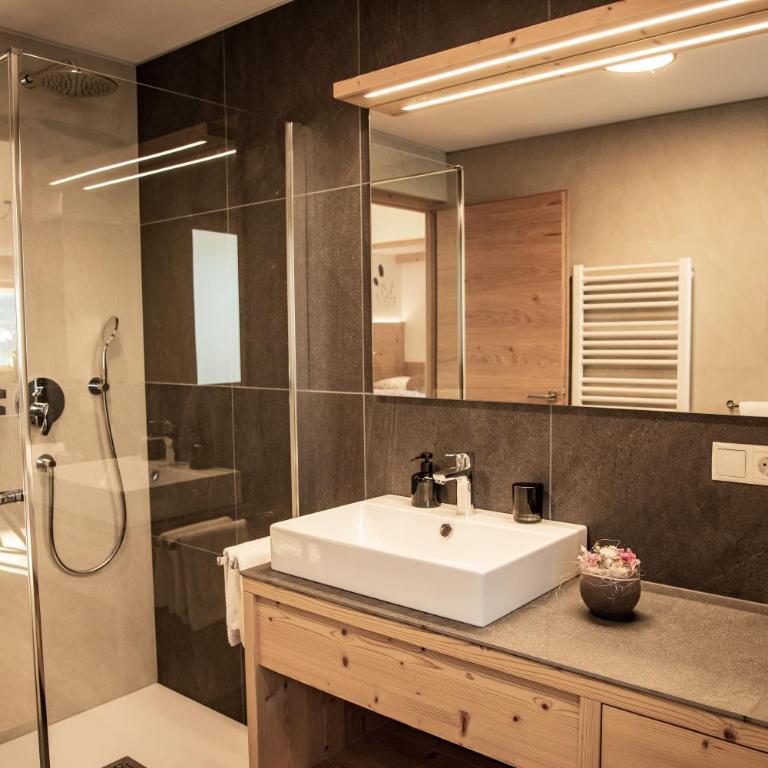 Kieserhof Apartment Alm - Two-Bedroom Deluxe Apartment with Garden View - 10