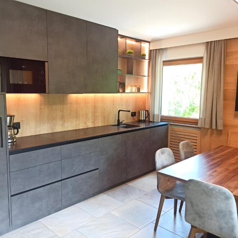 Apt Emil - Haus Kostner - Deluxe Apartment mit Balkon und 2 Schlafzimmern - 4