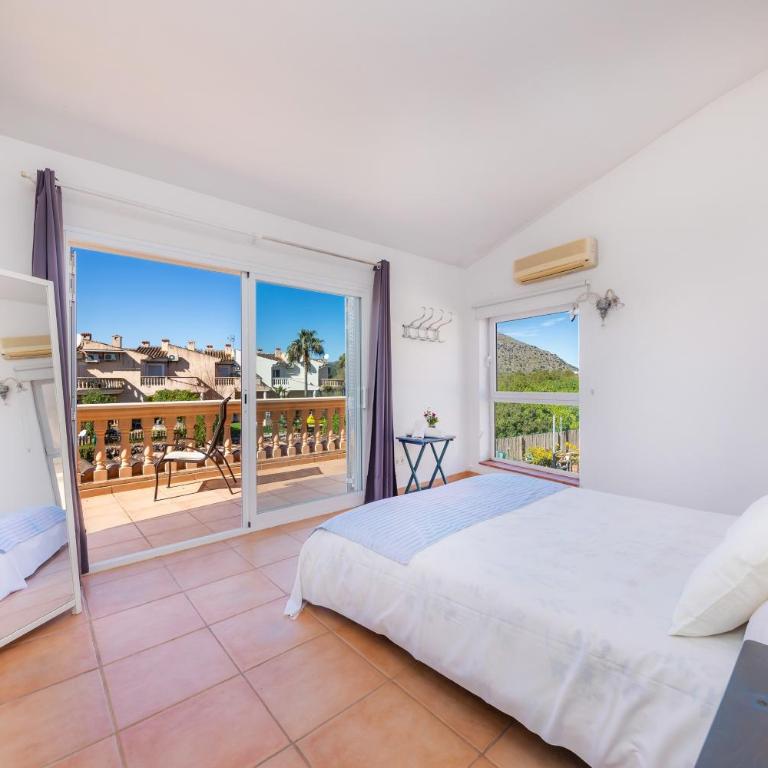 Alcudia House - Three-Bedroom Premium Apartment with Balcony - 13