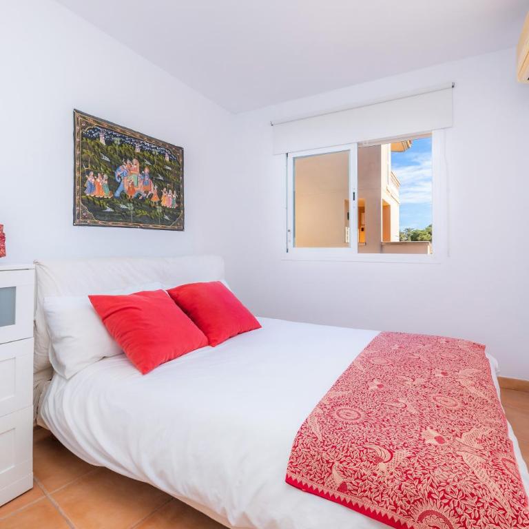 Alcudia House - Three-Bedroom Premium Apartment with Balcony - 18