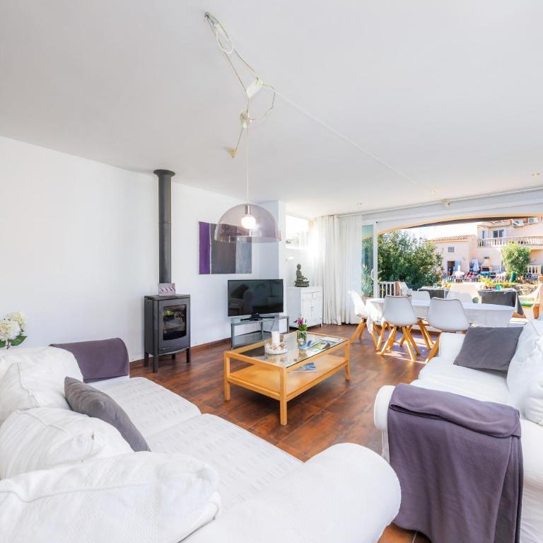Alcudia House - Three-Bedroom Premium Apartment with Balcony - 2