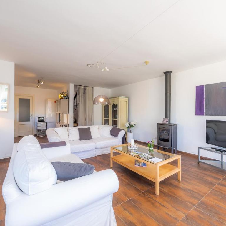 Alcudia House - Three-Bedroom Premium Apartment with Balcony - 7