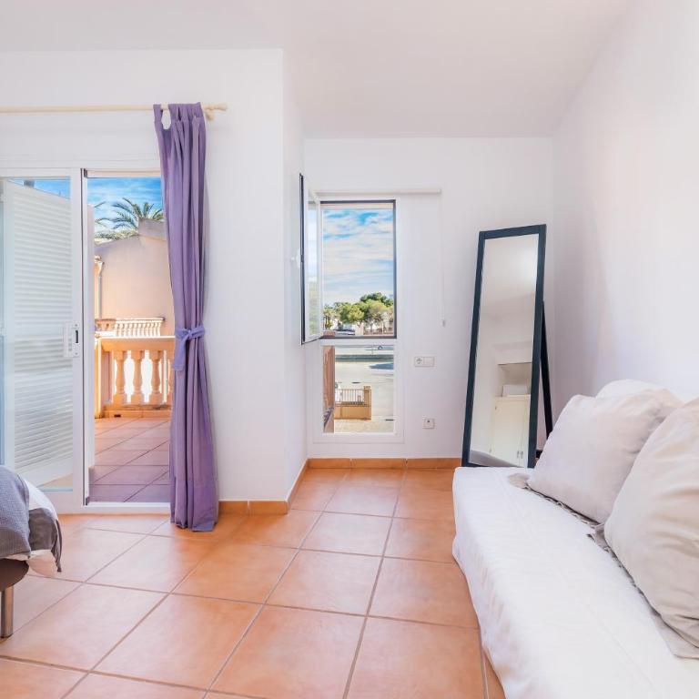 Alcudia House - Three-Bedroom Premium Apartment with Balcony - 16