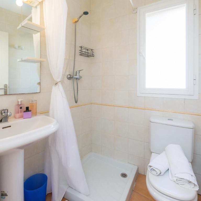 Alcudia House - Three-Bedroom Premium Apartment with Balcony - 19
