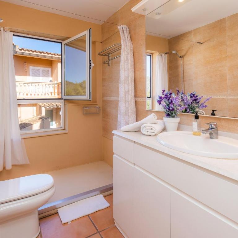 Alcudia House - Three-Bedroom Premium Apartment with Balcony - 17
