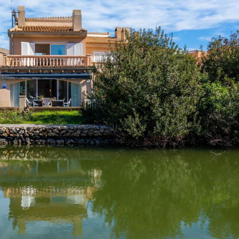Alcudia House - Three-Bedroom Premium Apartment with Balcony - 5