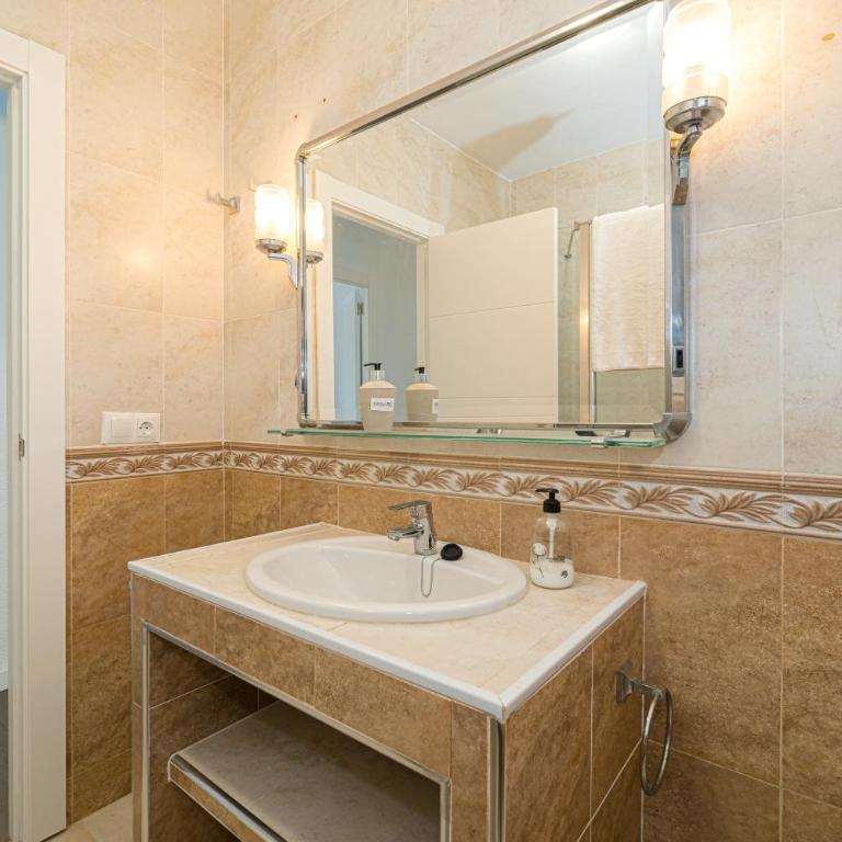 Ideal en Villajoyosa - Three-Bedroom Premium Apartment with Balcony - 15