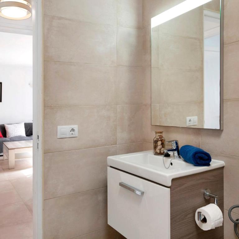 Puerto Chico M - Two-Bedroom Deluxe Apartment with Ocean View - 17