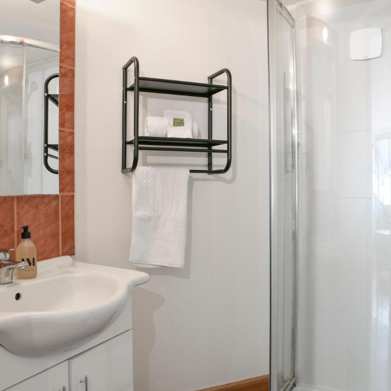 Le Chat De La Martine -Clim Parking - Appartement avec Douche - 14