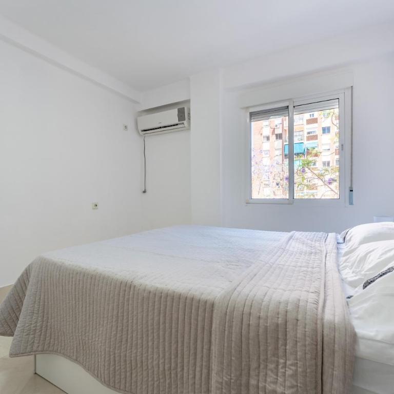 Casa de Bella Fuengirola - Three-Bedroom Premium Apartment with Balcony - 8