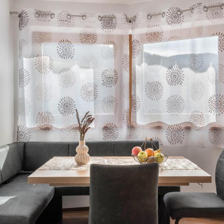 Trojer Apartment 1 - Deluxe-Apartment mit 2 Schlafzimmern und Gartenblick - 1