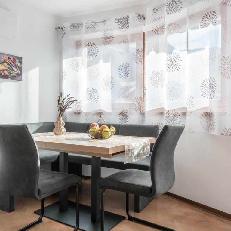 Trojer Apartment 1 - Deluxe-Apartment mit 2 Schlafzimmern und Gartenblick - 8