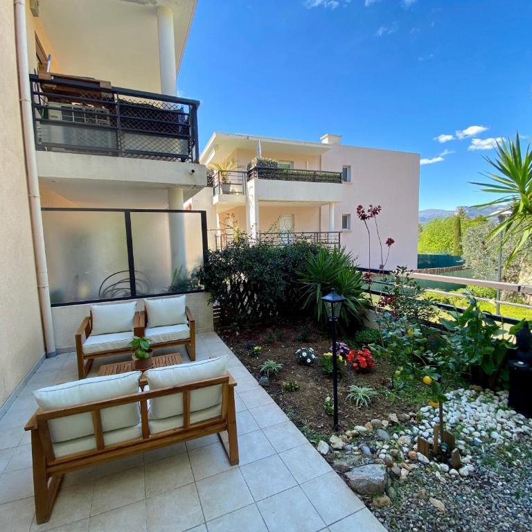 West Nice Ground-Floor one Bedroom Apartment with Parking, Garden, Pool - Appartement 1 Chambre - 1
