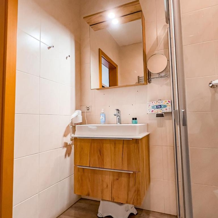 Sylpaulerhof-Zimmer Deluxe - Vierbettzimmer mit Dusche - 10
