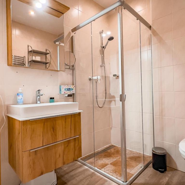 Sylpaulerhof-Zimmer Deluxe - Vierbettzimmer mit Dusche - 8