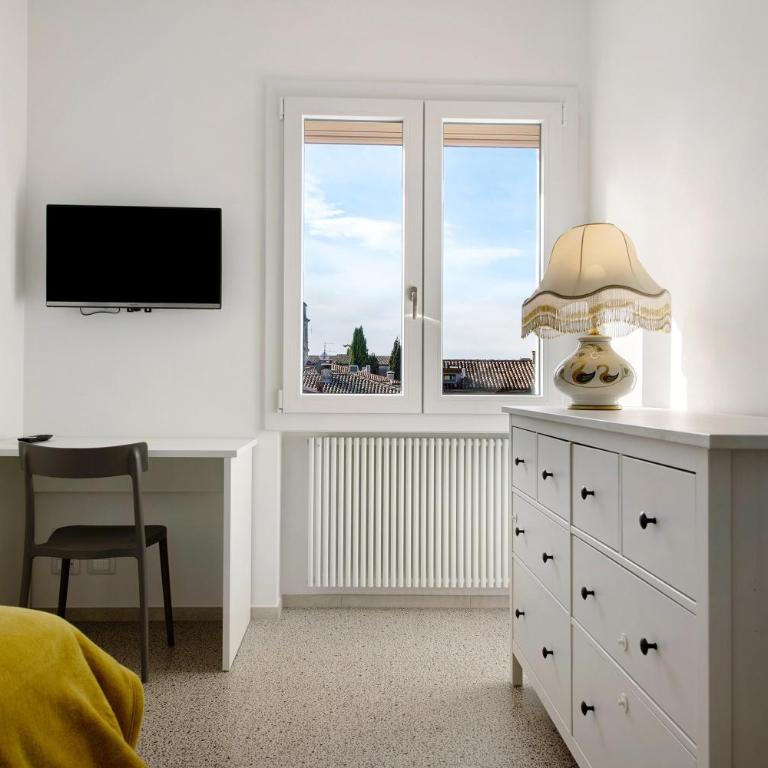 Casa Serena Lake View - Two-Bedroom Deluxe Apartment with Garden View - 21