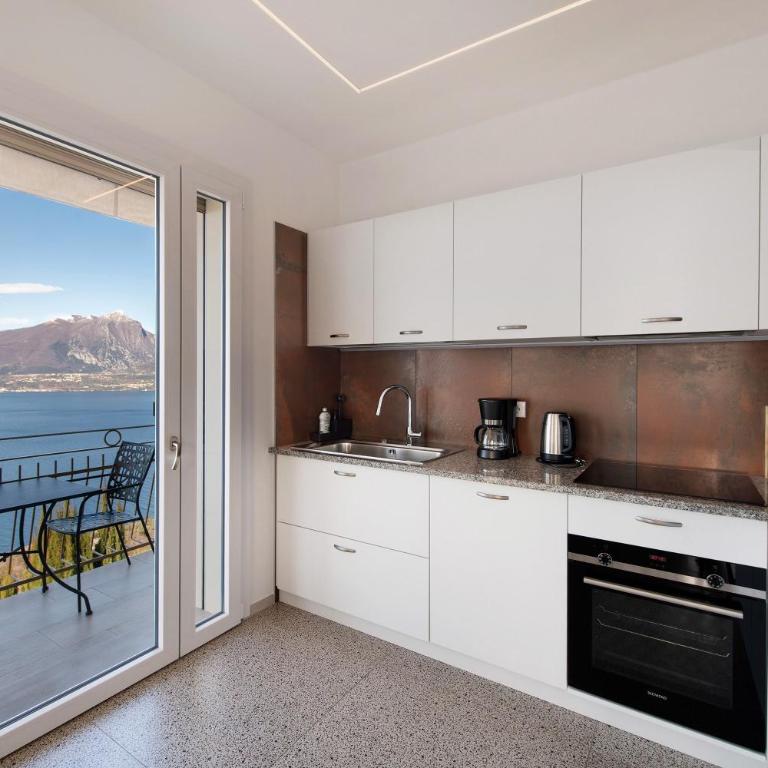Casa Serena Lake View - Two-Bedroom Deluxe Apartment with Garden View - 5