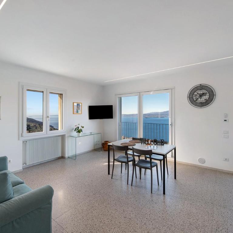 Casa Serena Lake View - Two-Bedroom Deluxe Apartment with Garden View - 3