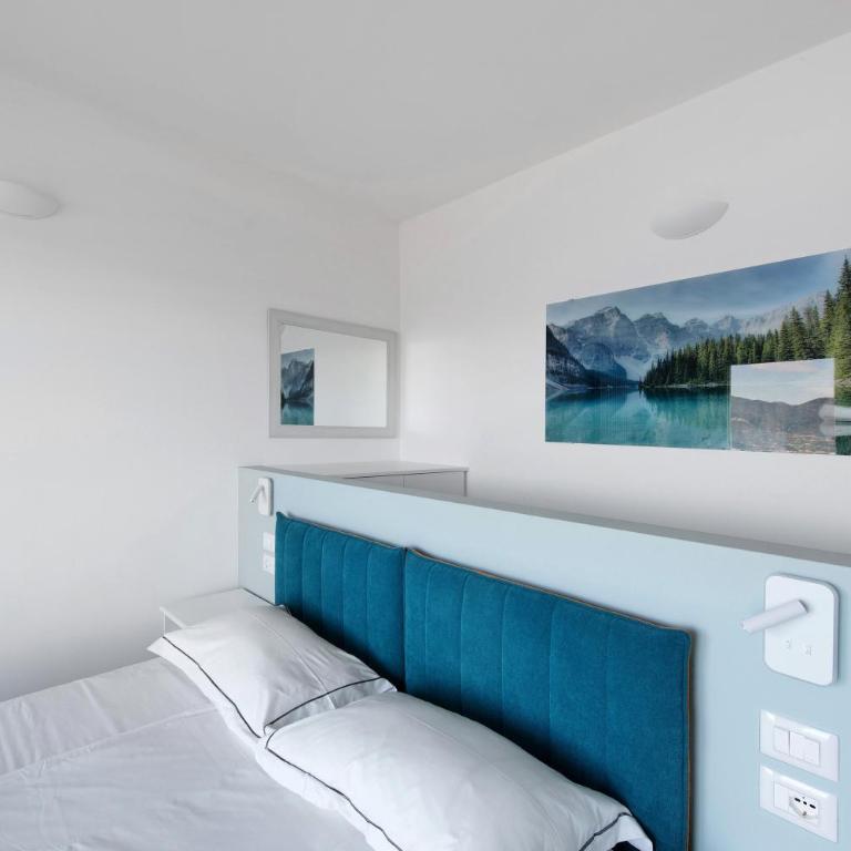 Casa Serena Lake View - Two-Bedroom Deluxe Apartment with Garden View - 18