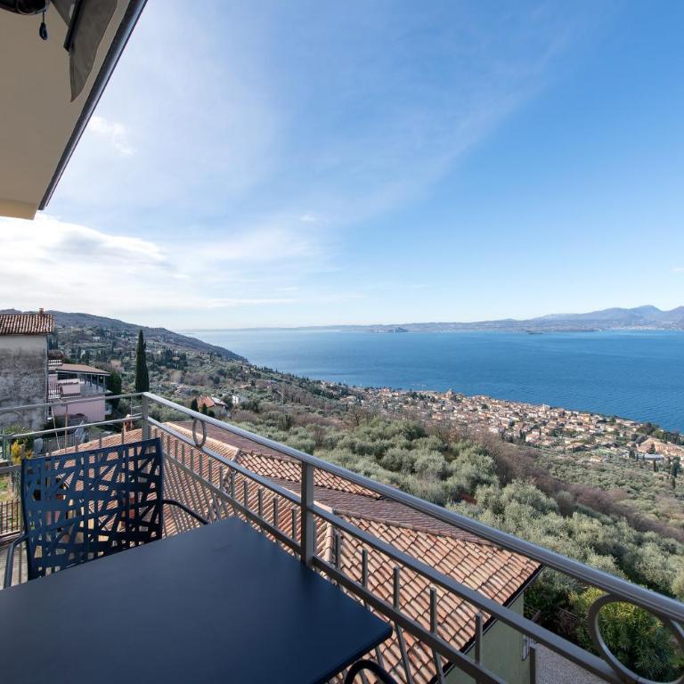 Casa Serena Lake View - Two-Bedroom Deluxe Apartment with Garden View - 12
