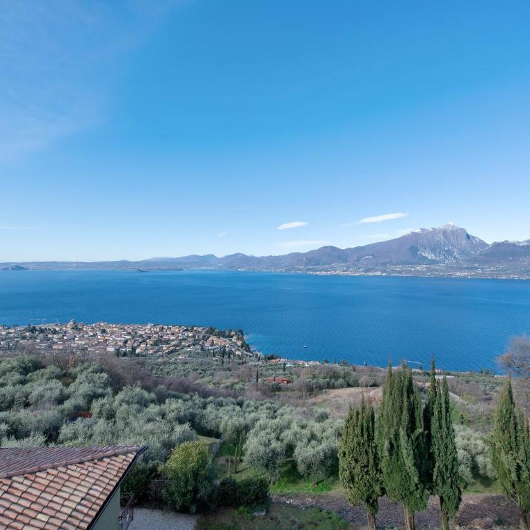 Casa Serena Lake View - Two-Bedroom Deluxe Apartment with Garden View - 13