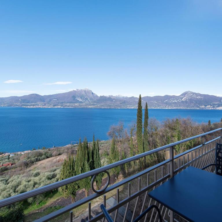 Casa Serena Lake View - Two-Bedroom Deluxe Apartment with Garden View - 14