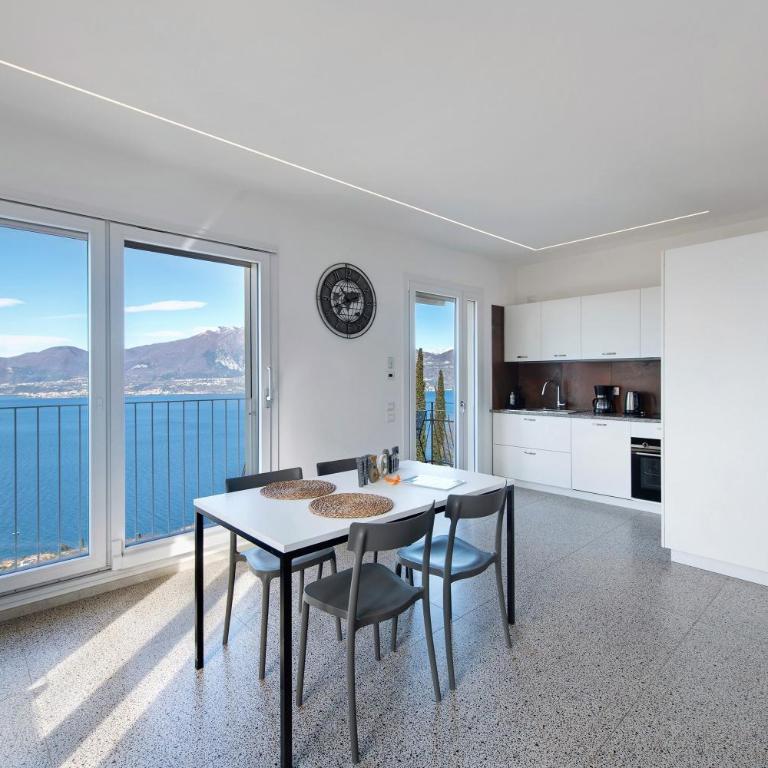 Casa Serena Lake View - Two-Bedroom Deluxe Apartment with Garden View - 4