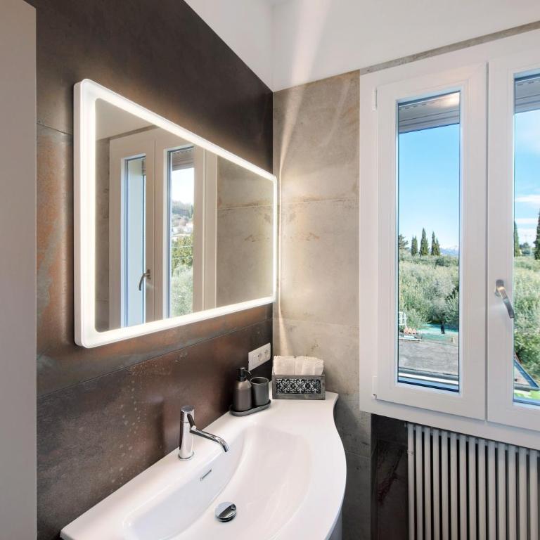 Casa Serena Lake View - Two-Bedroom Deluxe Apartment with Garden View - 25