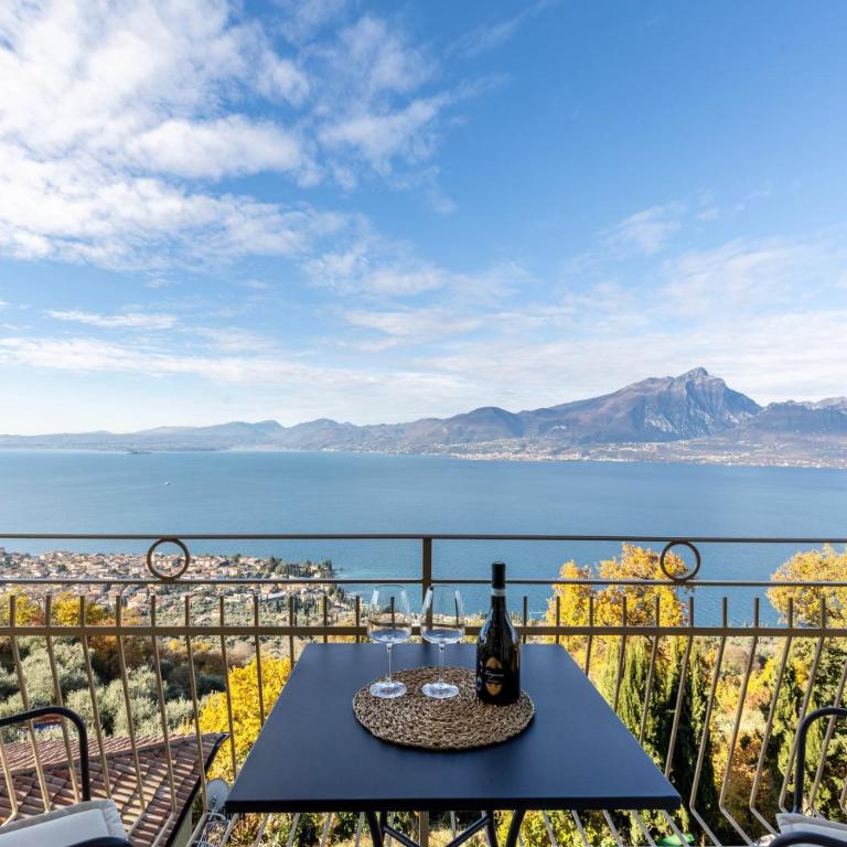 Casa Serena Lake View - Two-Bedroom Deluxe Apartment with Garden View - 1