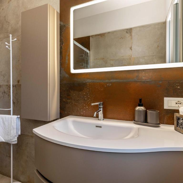Casa Serena Lake View - Two-Bedroom Deluxe Apartment with Garden View - 29