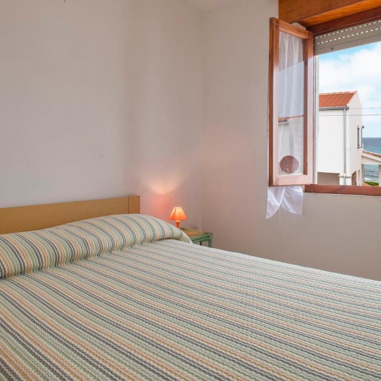 Residence Brezza Marina Lu Bagnu - Appartamento Deluxe con 2 Camere da Letto e Balcone - 2