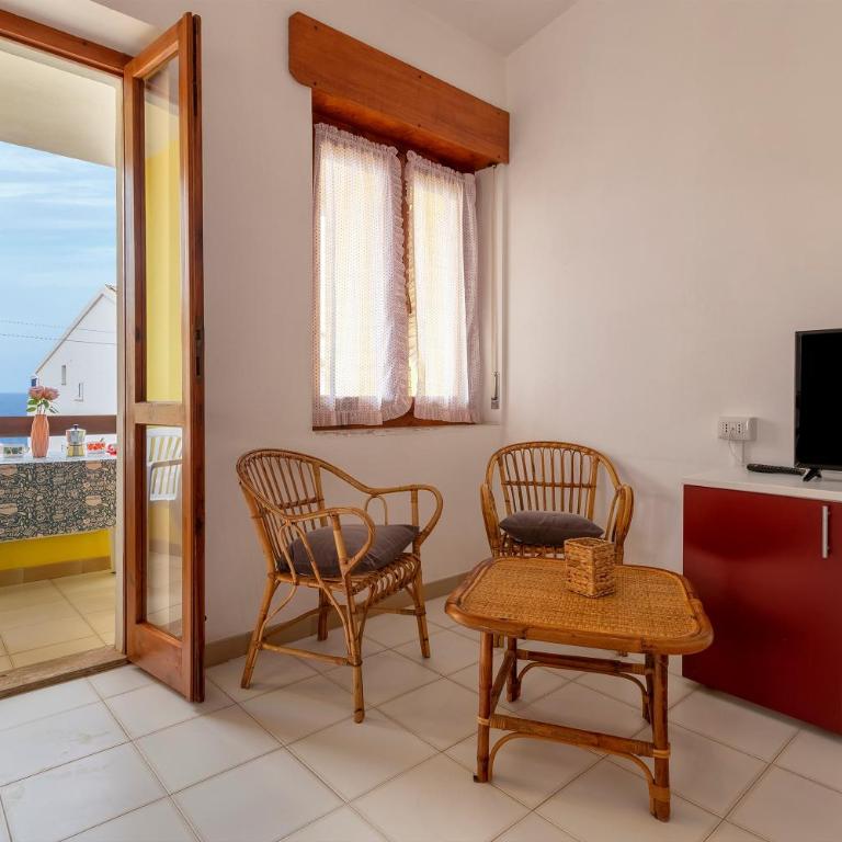 Residence Brezza Marina Lu Bagnu - Appartamento Deluxe con 2 Camere da Letto e Balcone - 3