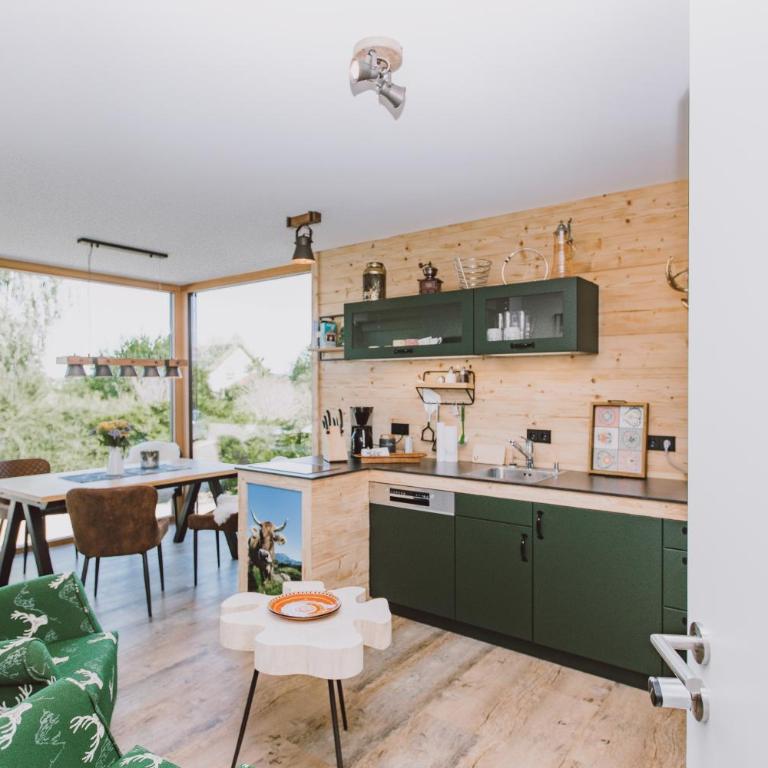 Guggi´s Emporeon Allgäu - Apartment mit 1 Schlafzimmer und Gartenblick - 1
