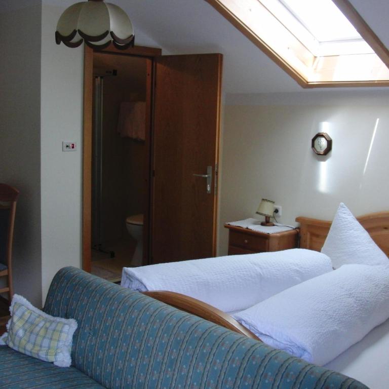 Gästehaus Loithaler - Doppelzimmer mit Zustellbett - 2