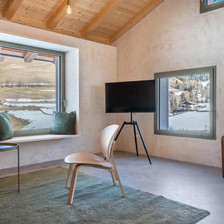 Lena Dolomites Luxury Suite - Two-Bedroom Deluxe Apartment with Garden View - 11