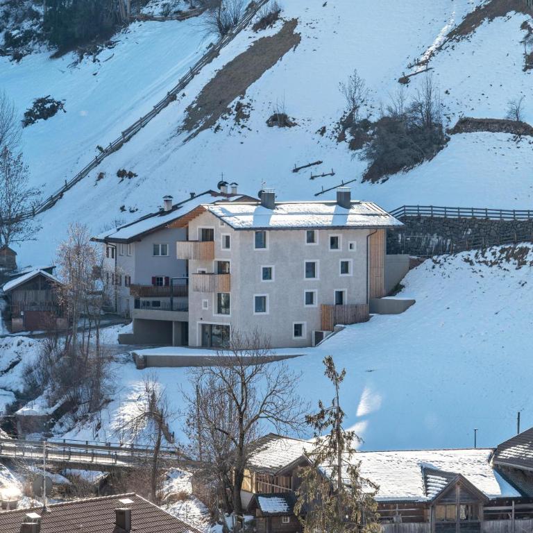 Lena Dolomites Luxury Suite - Two-Bedroom Deluxe Apartment with Garden View - 30