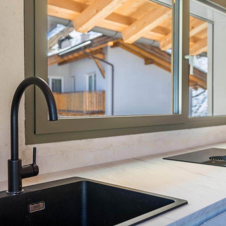 Lena Dolomites Luxury Suite - Two-Bedroom Deluxe Apartment with Garden View - 9