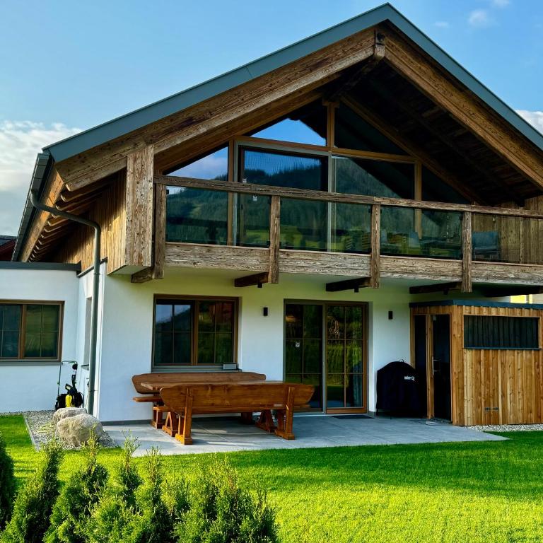 Chalet Almblick mit Sauna - Three-Bedroom Apartment with Mountain View - 1