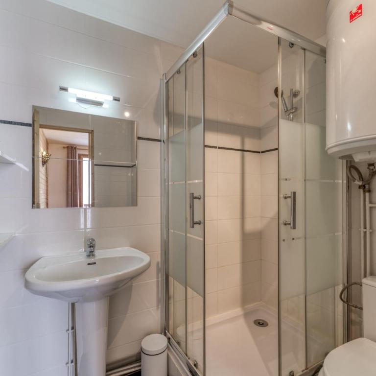 Souveraine 3 Charmant Appartement - Three-Bedroom Premium Apartment with Balcony - 23