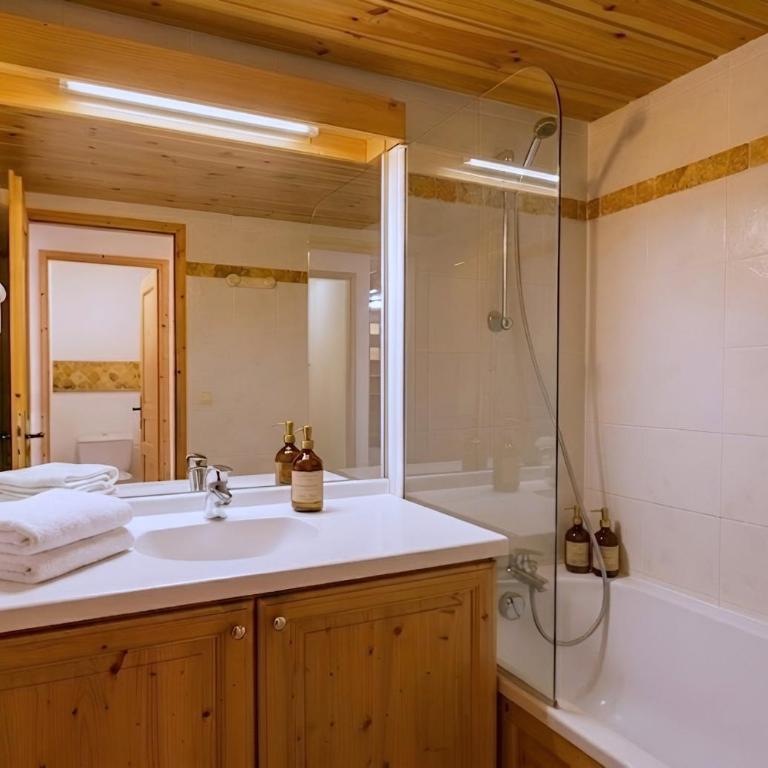 CASA-Chalet du Merle 1 : Refuge alpin à Champagny - Maison 4 Chambres - 5