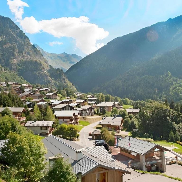 CASA-Chalet du Merle 1 : Refuge alpin à Champagny - Maison 4 Chambres - 7