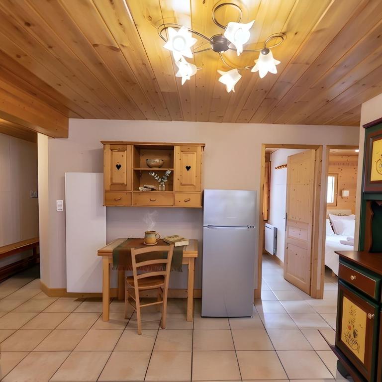 CASA-Chalet du Merle 1 : Refuge alpin à Champagny - Maison 4 Chambres - 12