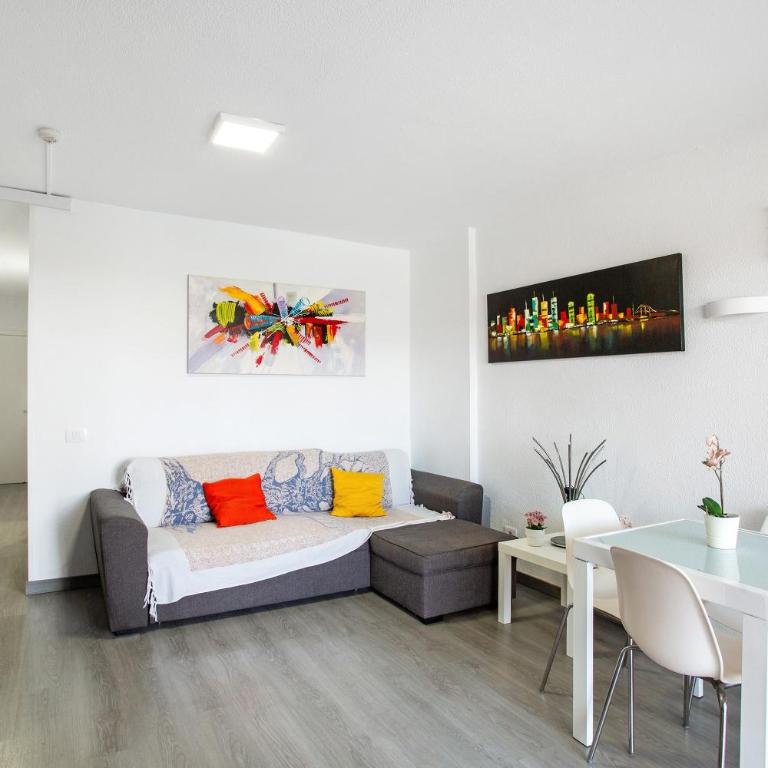 Beautiful Apartment 1115 Central - Superior One-Bedroom Apartment with Balcony - 3