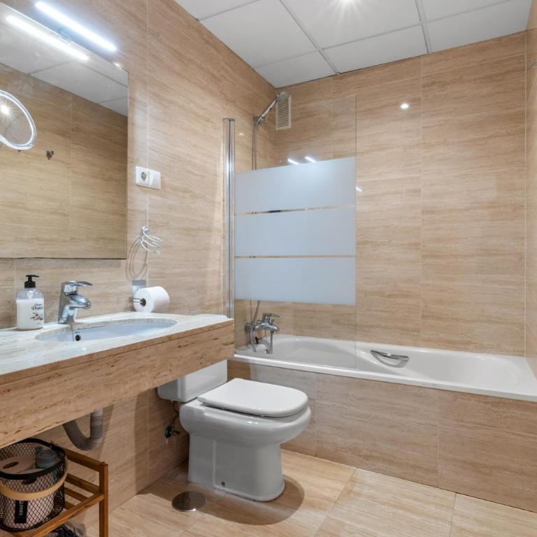 Beach Center Only 150 M Luxury - Apartamento Deluxe de 2 dormitorios con balcón - 12