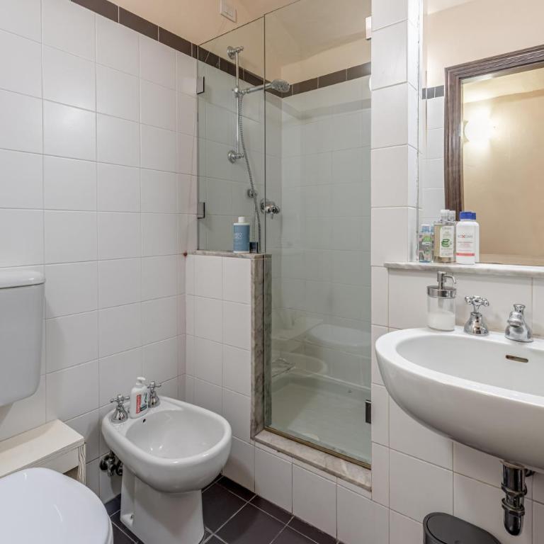 Michelangelo's Retreat - Apartment with Shower - 14