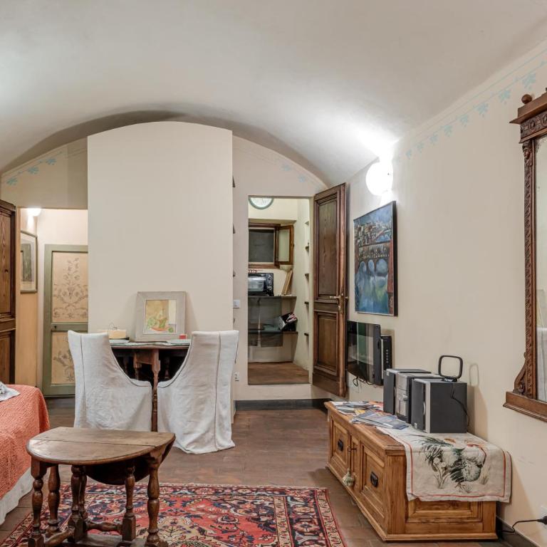 Michelangelo's Retreat - Apartment with Shower - 3